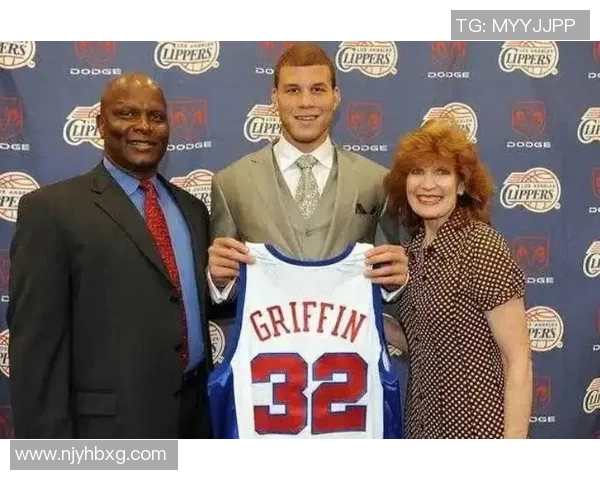 因赛场咬人事件备受争议的黑人足球球星再度引发全球媒体关注 因赛场咬人事件备受争议的黑人足球球星再度引发全球媒体关注